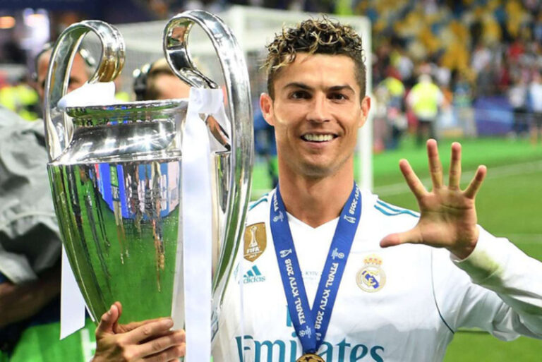 Ronaldo chuyển đến Real Madrid và bước vào giai đoạn rực rỡ nhất sự nghiệp với hàng loạt danh hiệu cao quý