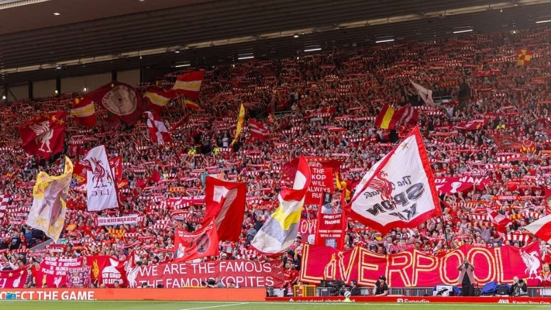 The Kop là khán đài huyền thoại, nơi tạo nên tiếng hát và sức ép đặc biệt tại Anfield. 