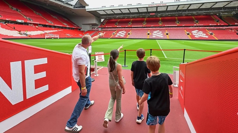 Tour tham quan Anfield giúp du khách khám phá phòng thay đồ, đường hầm cầu thủ và bảo tàng Liverpool FC. 