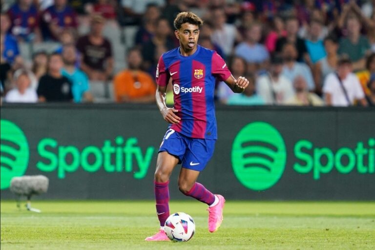Lamine Yamal là tài năng trẻ nổi bật của Barcelona, gây chú ý nhờ kỹ thuật, tốc độ và sự tự tin khi thi đấu. 