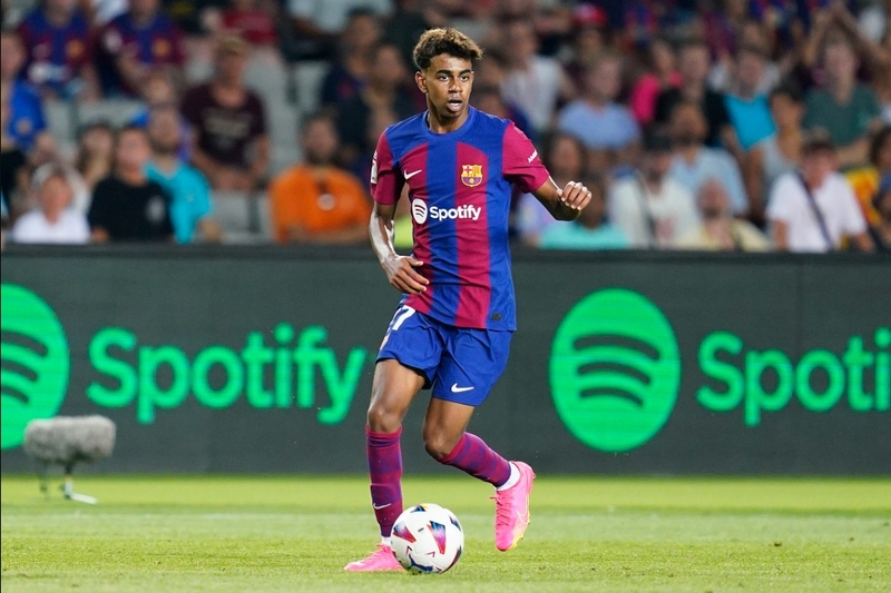 Lamine Yamal là tài năng trẻ nổi bật của Barcelona, gây chú ý nhờ kỹ thuật, tốc độ và sự tự tin khi thi đấu. 