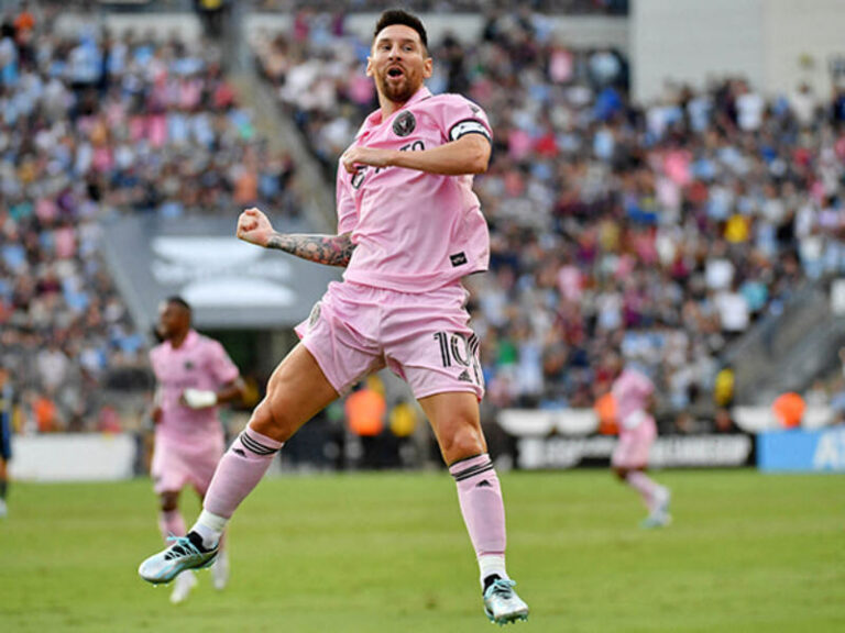 Messi cao khoảng 1,70 m, vóc dáng nhỏ gọn nhưng rất phù hợp với lối chơi kỹ thuật và linh hoạt. 