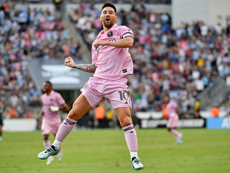 Messi cao khoảng 1,70 m, vóc dáng nhỏ gọn nhưng rất phù hợp với lối chơi kỹ thuật và linh hoạt. 