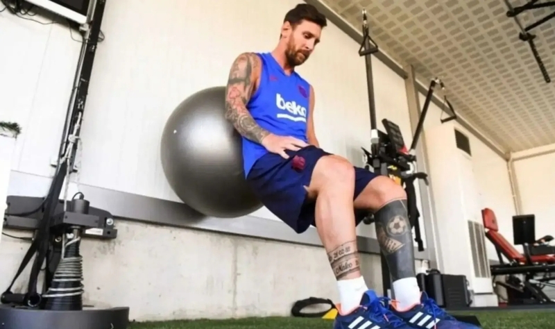 Messi có chiều cao khoảng 1,70 m và cân nặng khoảng 67 kg, tạo nên thể hình cân đối cho một cầu thủ tấn công. 