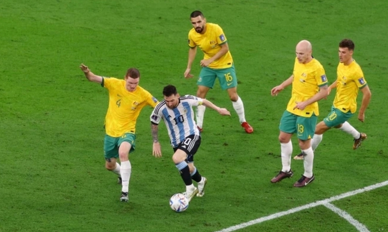 Chiều cao vừa phải giúp Messi rê bóng mềm mại, xoay trở nhanh và xử lý tốt trong không gian hẹp. 