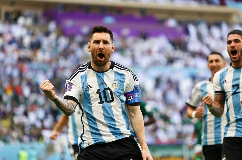 Sự đối lập giữa vóc dáng nhỏ và thành tựu khổng lồ khiến chiều cao của Messi luôn được quan tâm. 