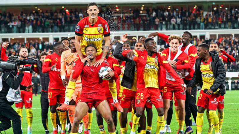 Ligue 1 mùa 2022-2023 nổi bật với cuộc đua vô địch giữa PSG, Lens và nhiều đội bóng giàu tham vọng. 