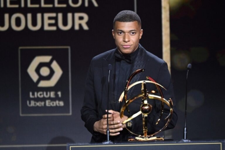Kylian Mbappe được vinh danh là cầu thủ xuất sắc nhất Ligue 1 mùa giải 2022-2023 sau mùa bóng bùng nổ. 