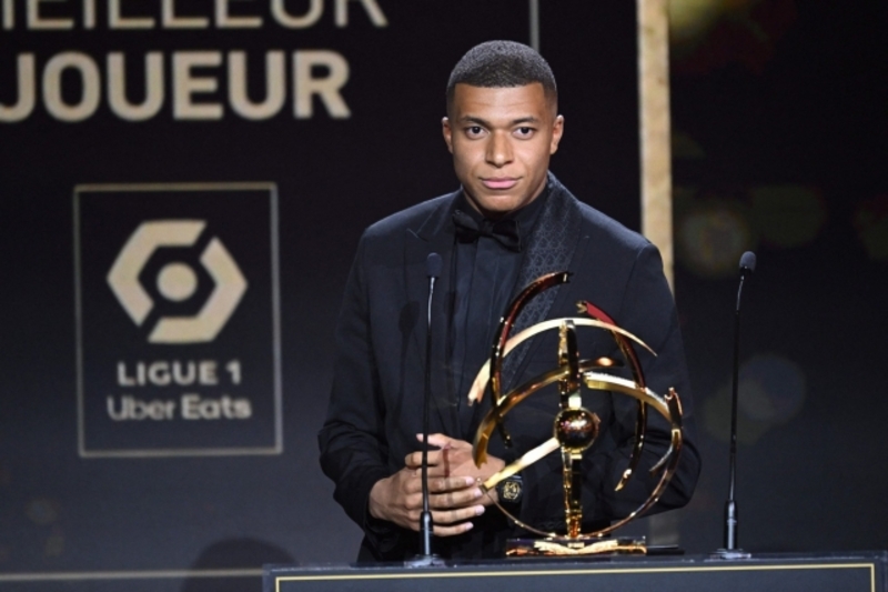 Kylian Mbappe được vinh danh là cầu thủ xuất sắc nhất Ligue 1 mùa giải 2022-2023 sau mùa bóng bùng nổ. 