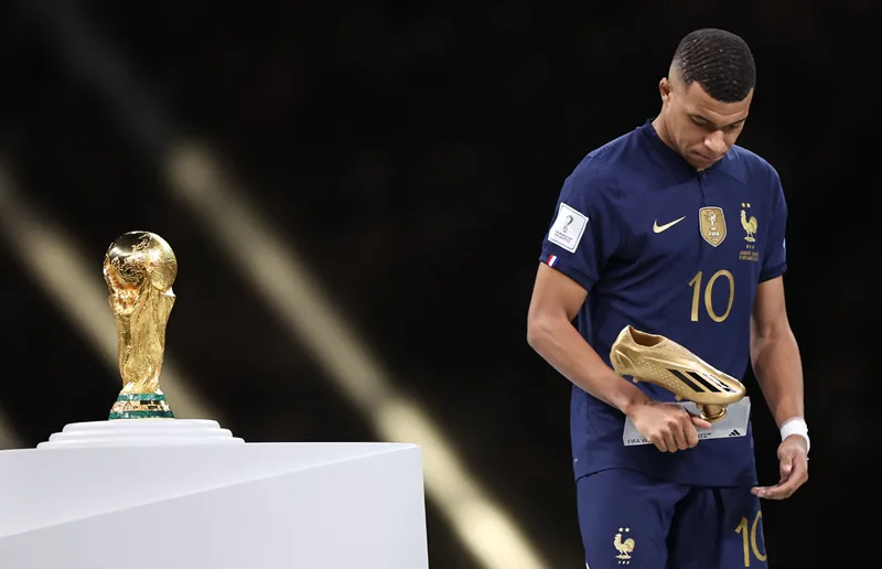 Mbappé nhận danh hiệu Chiếc giày Vàng sau cú hat-trick lịch sử trong trận chung kết tại Qatar.