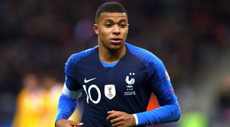 Kylian Mbappé sở hữu bộ sưu tập giải thưởng cá nhân đồ sộ ở cả cấp độ CLB lẫn đội tuyển.