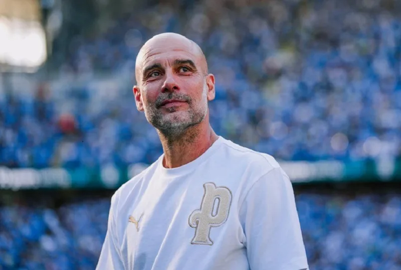 Pep Guardiola nâng cao cúp vô địch và định hình lại tư duy chiến thuật thế kỷ 21.