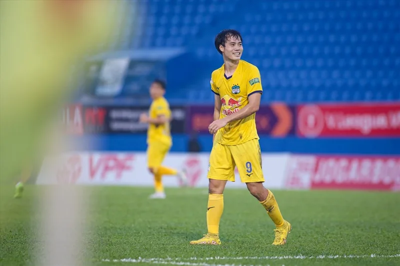 Văn Toàn trưởng thành từ Học viện HAGL - Arsenal JMG và là trụ cột quan trọng của đội bóng phố Núi.