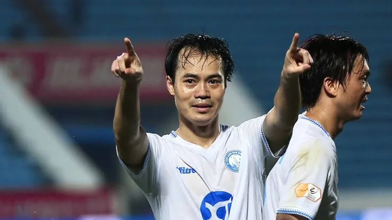 Nguyễn Văn Toàn tỏa sáng rực rỡ trong màu áo Thép Xanh Nam Định sau khi trở về từ Hàn Quốc.
