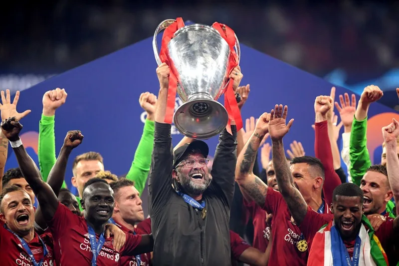 Jurgen Klopp nâng cao chiếc cúp UEFA Champions League lịch sử cùng câu lạc bộ Liverpool.