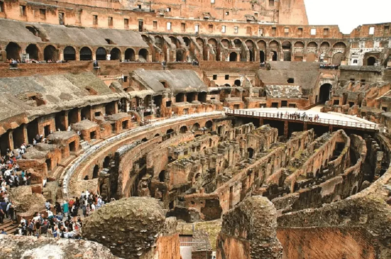 Toàn cảnh vẻ đẹp uy nghi và đồ sộ của Đấu trường Colosseum giữa lòng thủ đô Rome.