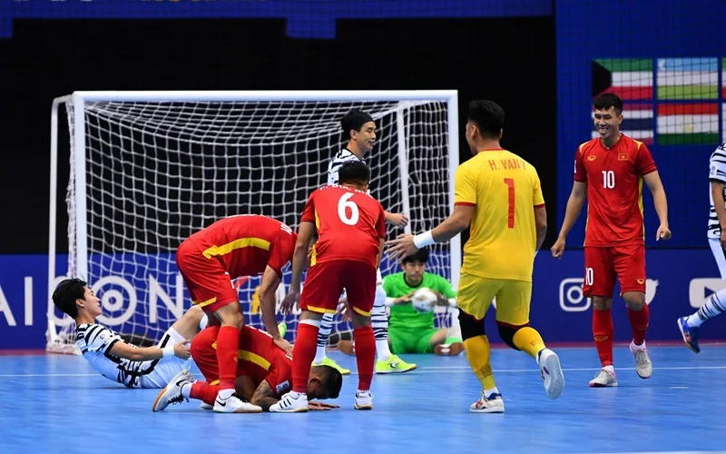 Sơ đồ 2-2 với lối chơi dâng cao áp đảo khung thành đối phương.