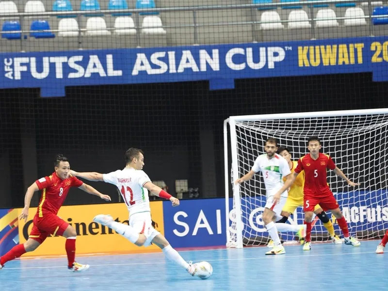 Chiến thuật toàn công toàn thủ 0-4 biến hóa khôn lường trong không gian hẹp.