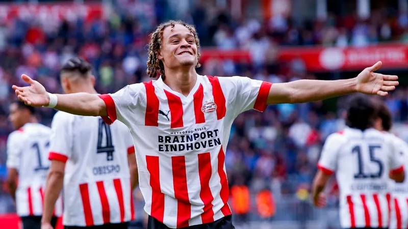 Simons gây ấn tượng mạnh trong màu áo PSV Eindhoven.