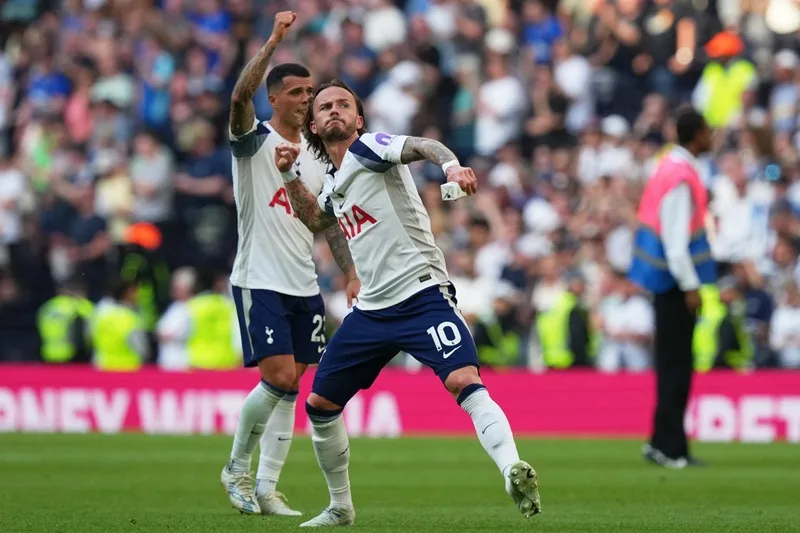 Simons tiếp tục thử sức tại Ngoại hạng Anh cùng Tottenham.
